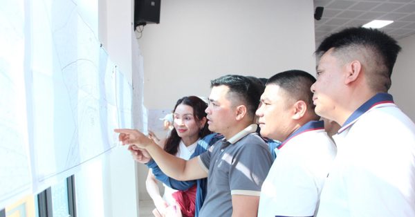 Người dân Hà Nội đổ về xem quy hoạch phân khu đô thị sông Hồng