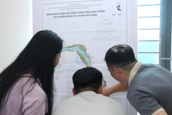 Người dân Hà Nội đổ về xem quy hoạch phân khu đô thị sông Hồng