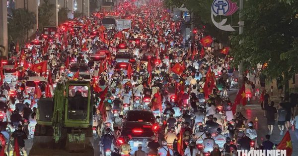 Người dân Hà Nội mang cả nồi niêu 'đi bão' sau chức vô địch ASEAN Cup của đội tuyển Việt Nam