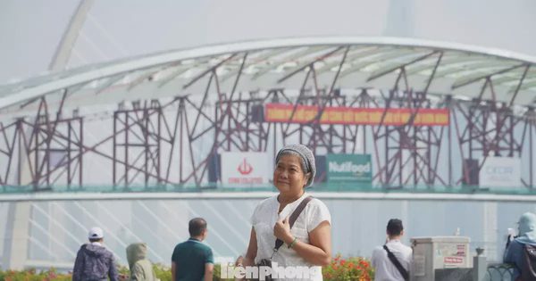 Người dân háo hức ngắm cầu đi bộ qua sông Sài Gòn sau hợp long