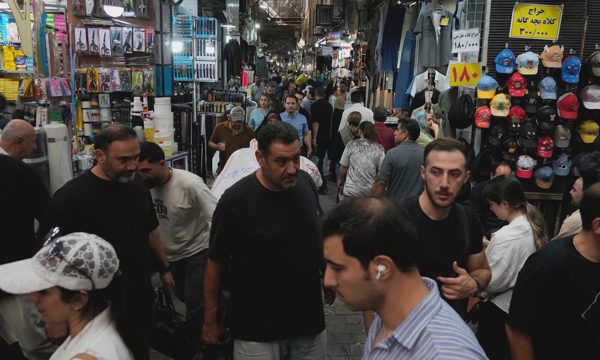Người dân Iran chật vật vì giá cả đắt đỏ