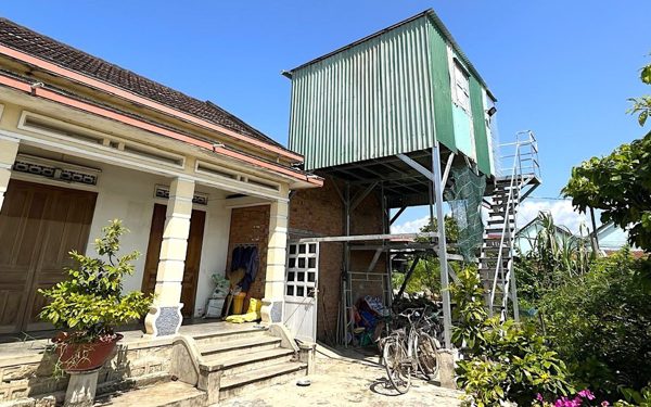 Người dân Khánh Hòa làm gác tránh lũ, không rộng nhưng là nơi tránh trú an toàn