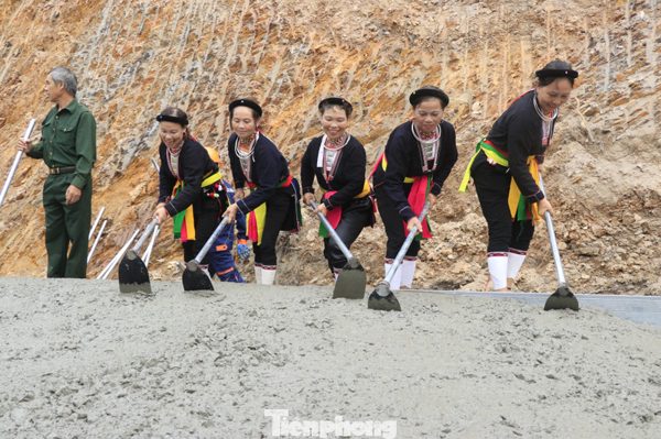 Người dân Lào Cai đồng thuận hiến đất mở đường giao thông nông thôn