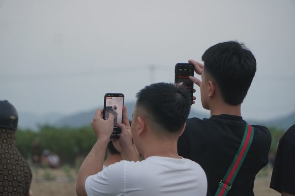 Người dân lội đồng xem cảnh sát vây bắt 2 đối tượng cố thủ trên nóc nhà