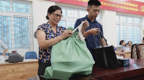 Người dân mang bao tải nhận tiền đền bù: Vì sao không chuyển khoản?