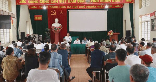 Người dân một xã ở Hà Nội đến nhà văn hóa nghe thông tin bồi thường, hỗ trợ, tái định cư với đất nằm trong phạm vi thu hồi làm dự án nhà ở xã hội