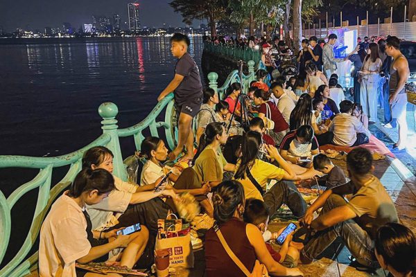 Người dân ngồi kín ven hồ Tây xem pháo hoa mừng Ngày Giải phóng Thủ đô