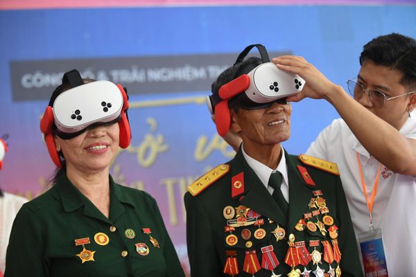 Người dân Nha Trang trải nghiệm công nghệ VR, sống lại Mùa thu Độc lập năm 1945