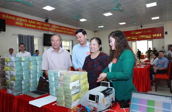 Người dân nhận bao tải tiền bồi thường giải phóng mặt bằng: Có rủi ro?