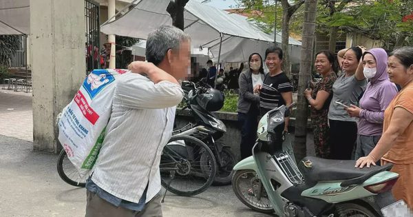 Người dân nhận bao tải tiền bồi thường giải phóng mặt bằng: Có rủi ro?