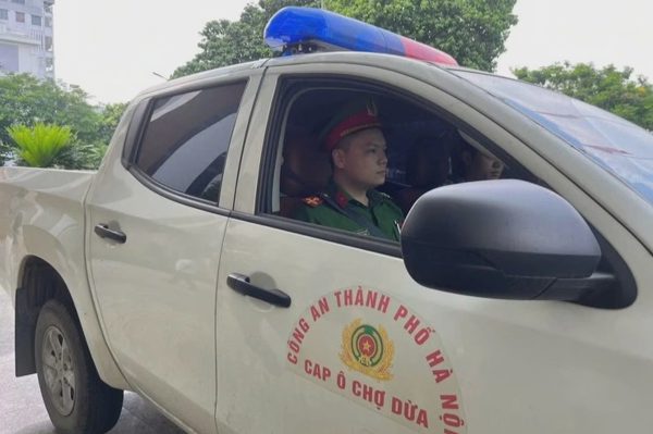 Người dân nhận bao tải tiền đền bù đất; dự kiến xây tháp 109 tầng ven sông Hồng