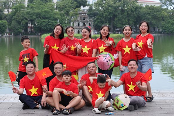Người dân ở Thủ đô hòa mình trong sắc đỏ mừng Quốc khánh 2/9