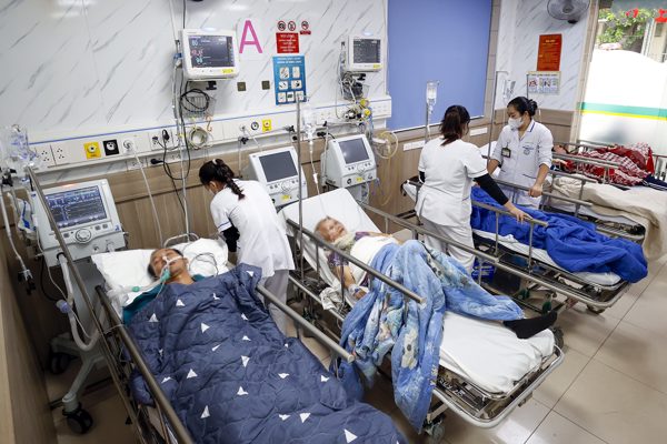 Người đàn ông 40 tuổi đột quỵ sau chặng đường dài ngủ trên ô tô