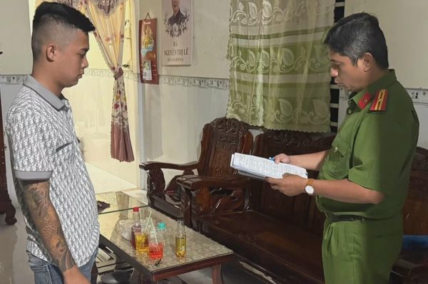 Người đàn ông bị còng tay, đánh đập ép ký giấy nợ hơn nửa tỷ đồng