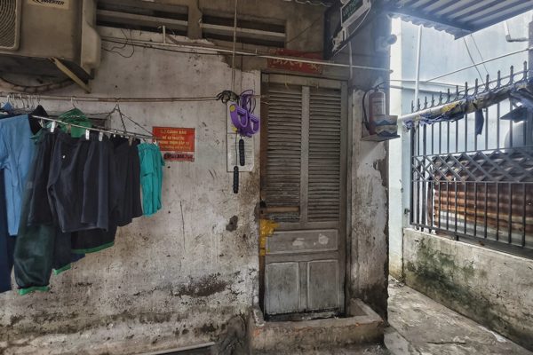 Người đàn ông bị điện giật tử vong trong khu nhà trọ ngập nước ở TPHCM