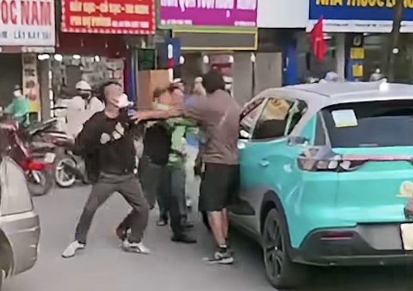 Người đàn ông bị nhóm người vây đánh trước cổng Bệnh viện Đại học Y Hà Nội