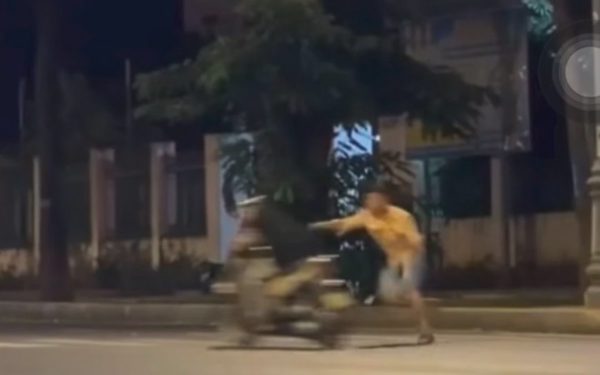 Người đàn ông cầm dây nịt đánh người đi đường bị tâm thần