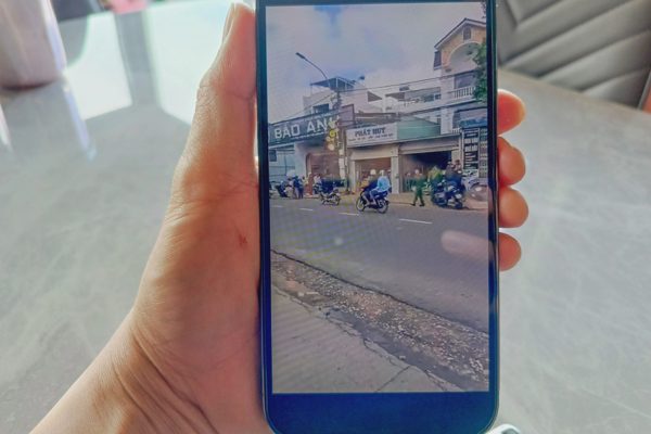 Người đàn ông cầm hung khí khống chế phụ nữ ở Lâm Đồng