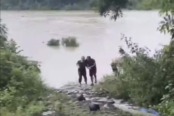 Người đàn ông chạy xe máy đón đầu, lao xuống sông cứu cụ bà bị lũ cuốn