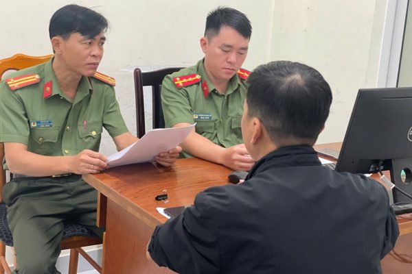 Người đàn ông chuyển các cuộc gọi đòi nợ sang đường dây nóng của công an