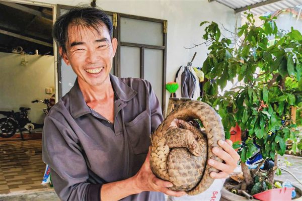 Người đàn ông đang đi đường “va phải” động vật quý hiếm, nặng 7kg