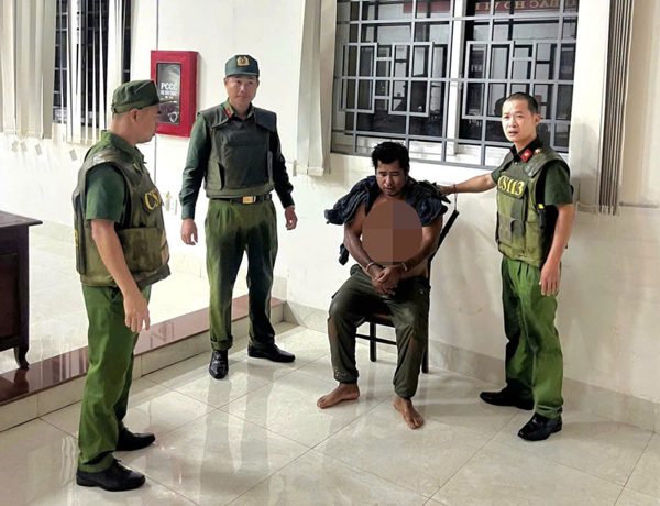 Người đàn ông đánh mẹ ruột, tấn công cảnh sát 113
