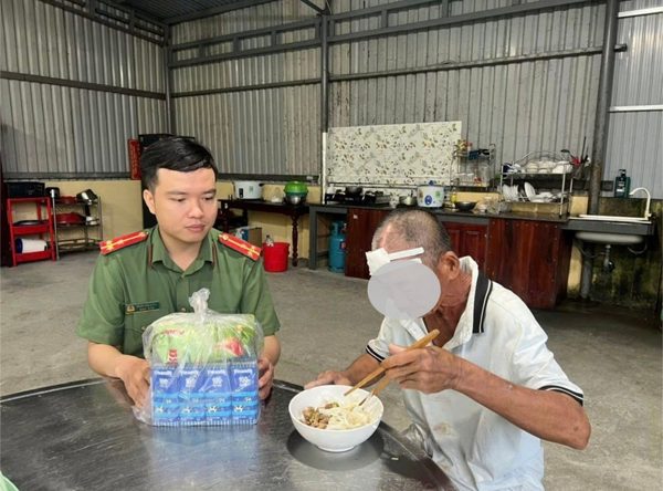 Người đàn ông đi lạc gần 800 km được công an hỗ trợ về nhà