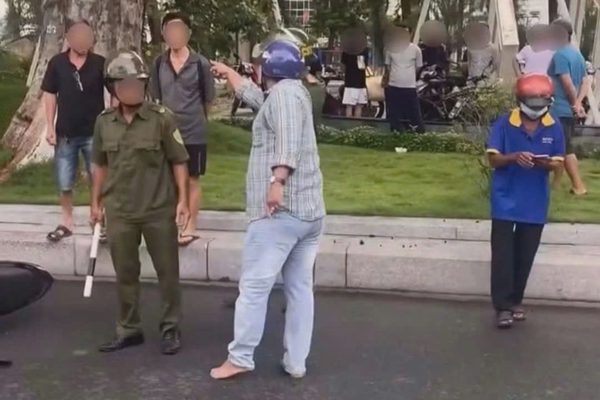 Người đàn ông đi ngược chiều gây va chạm, đánh tài xế ô tô