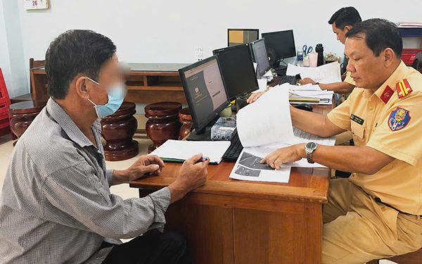 Người đàn ông đi xe máy bị phạt nguội gần 9 triệu sau 12 lần vi phạm