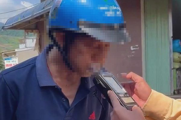 Người đàn ông đi xe máy vi phạm nồng độ cồn cao hơn 10 lần mức kịch khung