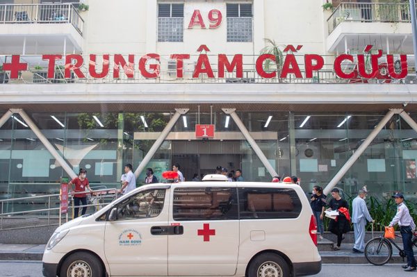 Người đàn ông hôn mê sâu sau khi vào phòng xông hơi