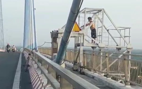 Người đàn ông leo lên hành lang cầu Mỹ Thuận 1 tập thể dục hết sức nguy hiểm