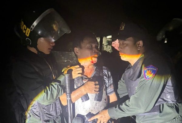 Người đàn ông mặc áo giáp tự chế, dùng dao đâm 2 công an bị thương