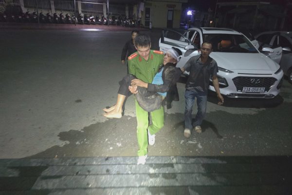 Người đàn ông ngã xuống vực sâu ở Tuyên Quang
