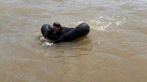 Người đàn ông ngồi trên phao, vẫy tay cầu cứu ngoài cửa biển Nhật Lệ