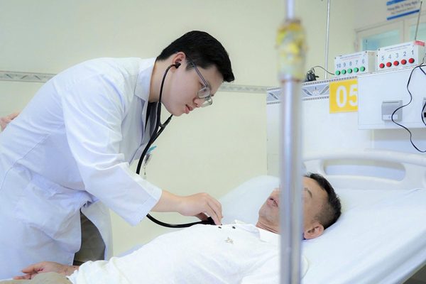 Người đàn ông ngưng tim trên bàn ăn, thoát chết nhờ gia đình biết làm một việc
