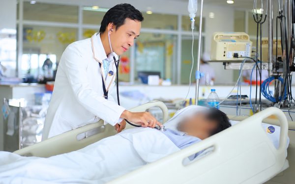 Người đàn ông nhập viện cấp cứu vì uống nhầm hóa chất cất trong tủ lạnh