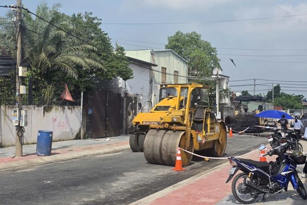 Người đàn ông ở TPHCM bị xe lu cán tử vong khi thi công làm đường