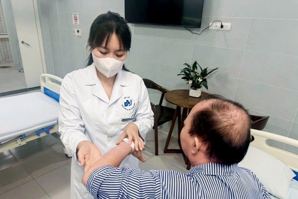 Người đàn ông suy tuyến thượng thận sau mũi tiêm 'thần dược'