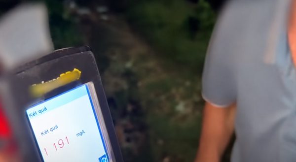 Người đàn ông 'thổi' cồn gấp gần 3 lần kịch khung, không có giấy phép lái xe