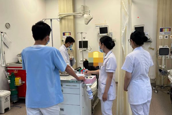 Người đàn ông trẻ cấp cứu sau bữa ăn với hải sản
