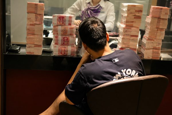 Người đàn ông Trung Quốc mang hai vali tiền gửi ngân hàng, muốn đem về cũng không được