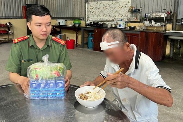 Người đàn ông từ Đồng Nai đi lạc gần 800km ra Đà Nẵng, được công an giúp về nhà