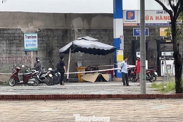 Người đàn ông tử vong bất thường sau khi vào cửa hàng xăng dầu trú mưa