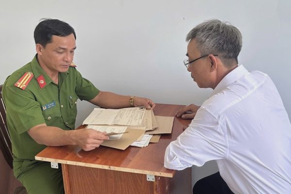 Người đàn ông vỡ òa khi nhận được di ảnh mẹ đã mất hơn 40 năm