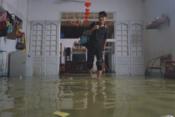 Người dân “rốn ngập” Đà Nẵng dựng đê ngăn nước, đưa con đi tránh nạn
