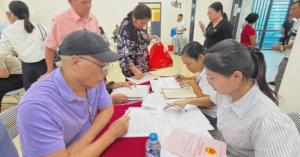 Người dân tại một phường ở Hà Nội mang sổ đỏ đến nhận tiền đền bù đất của tuyến đường 6 tỷ USD đi qua loạt đại đô thị và sân vận động lớn nhất thế giới