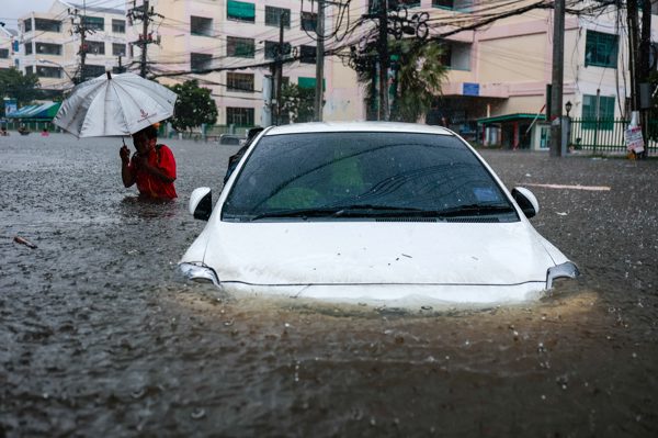 Người dân Thái Lan kể cảnh nước ngập nhà, nhiều ngày phải ngủ trên bàn