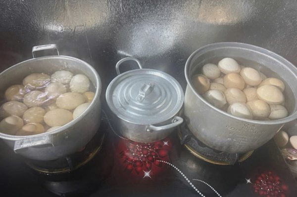 Người dân Thái Nguyên luộc gần 100 quả trứng, pha nước mời bộ đội hành quân