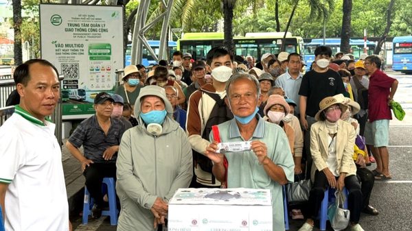 Người dân Thành phố Hồ Chí Minh tiếp tục nhận phiếu mua hàng miễn phí khi đi xe buýt